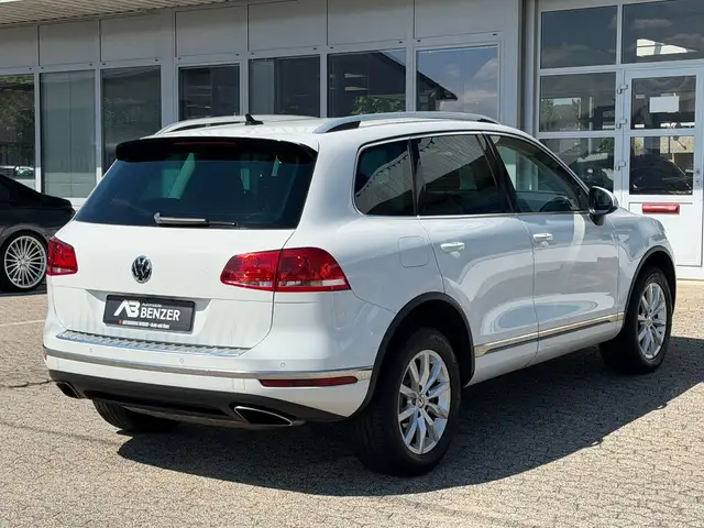 Volkswagen Touareg view 9