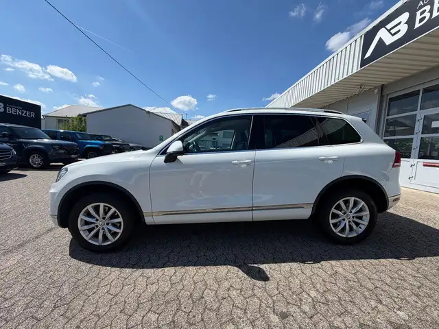 Volkswagen Touareg view 6