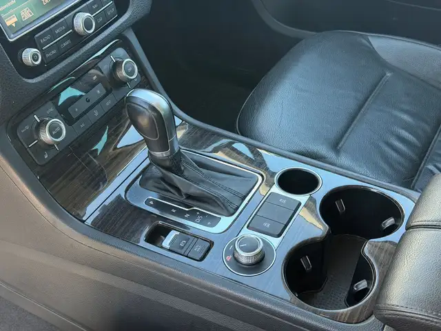 Volkswagen Touareg view 14