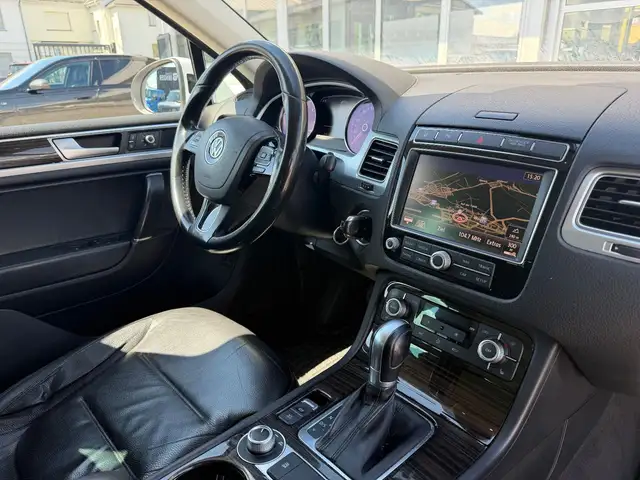 Volkswagen Touareg view 20