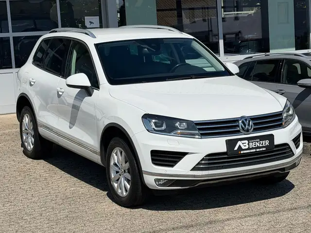 Volkswagen Touareg view 3