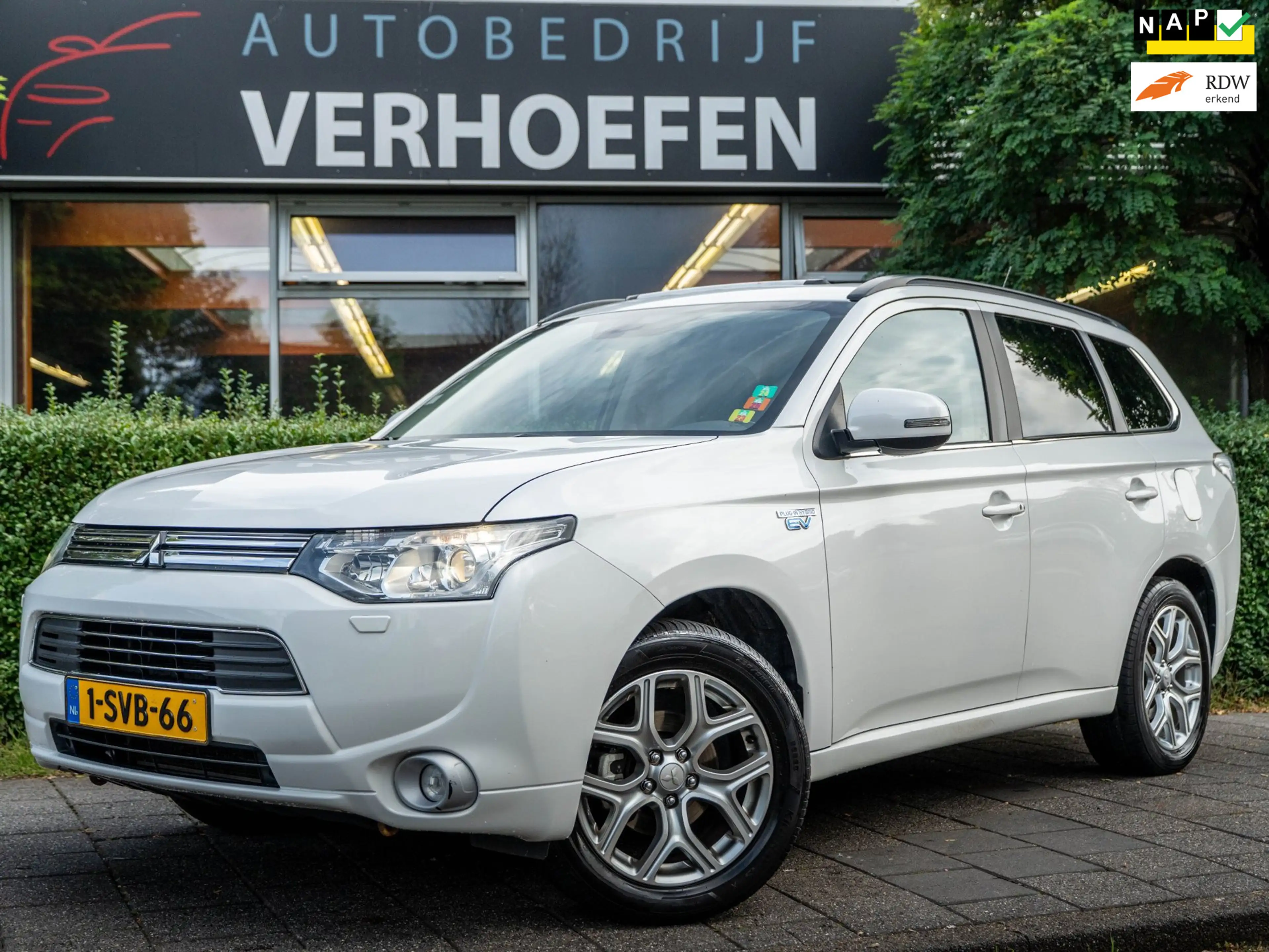 Mitsubishi Outlander 2.0 PHEV Instyle+ PANORAMADAK - ACC - CAMERA - STO