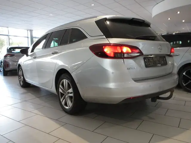 Opel Astra view 3
