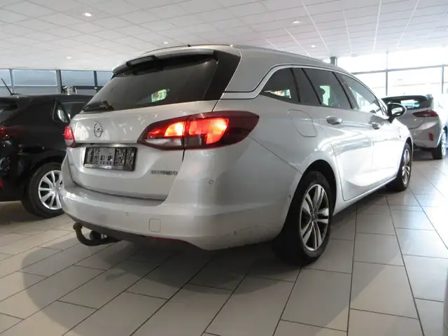 Opel Astra view 4