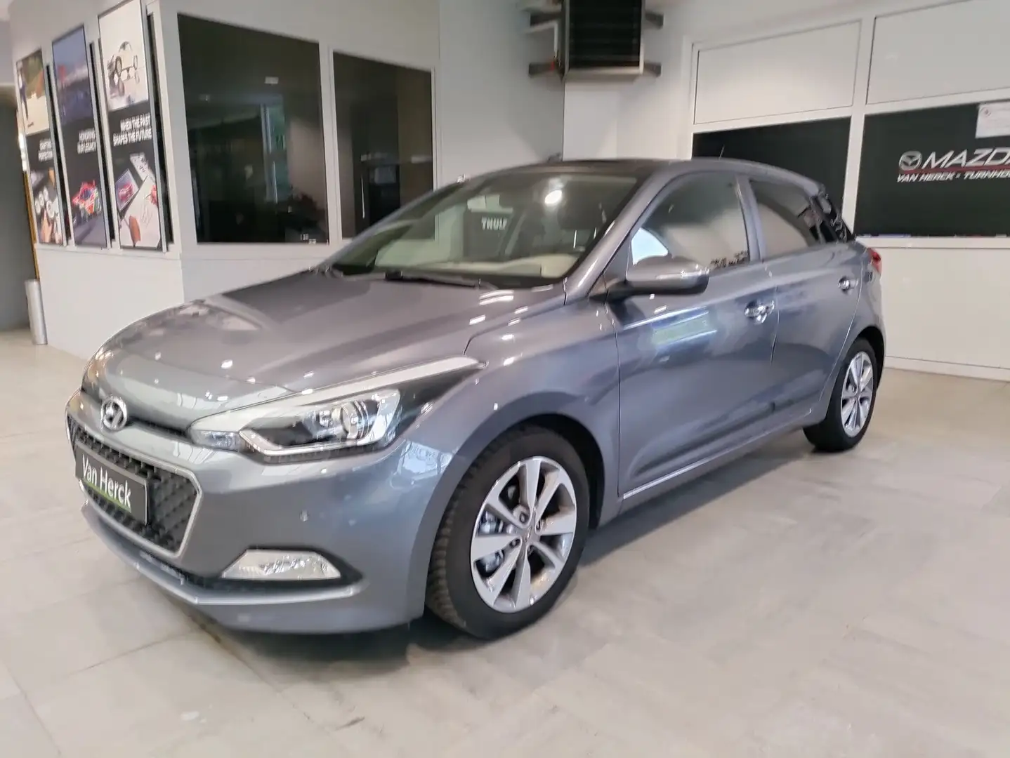 Hyundai i20 1.4i Joy AUT Grau - 1