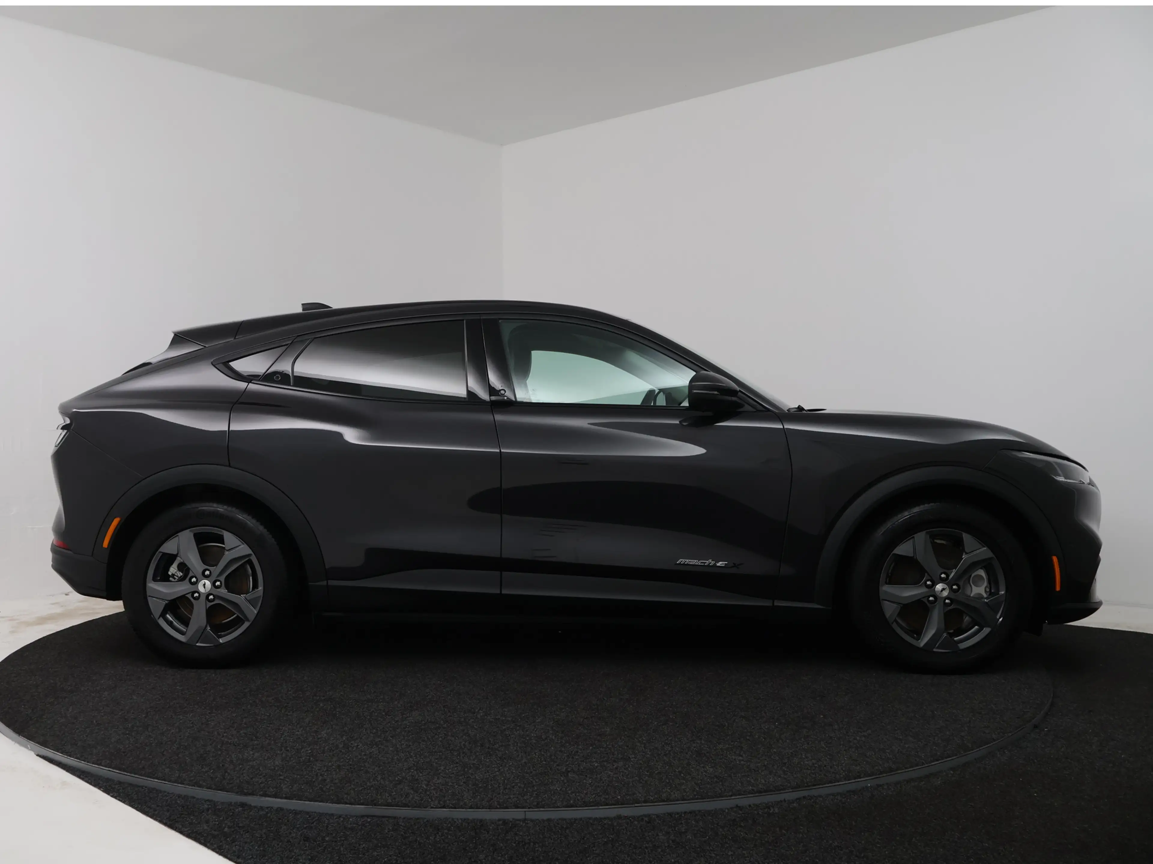 Ford Mustang Mach-E Extended RWD 98 kWh — photo 14