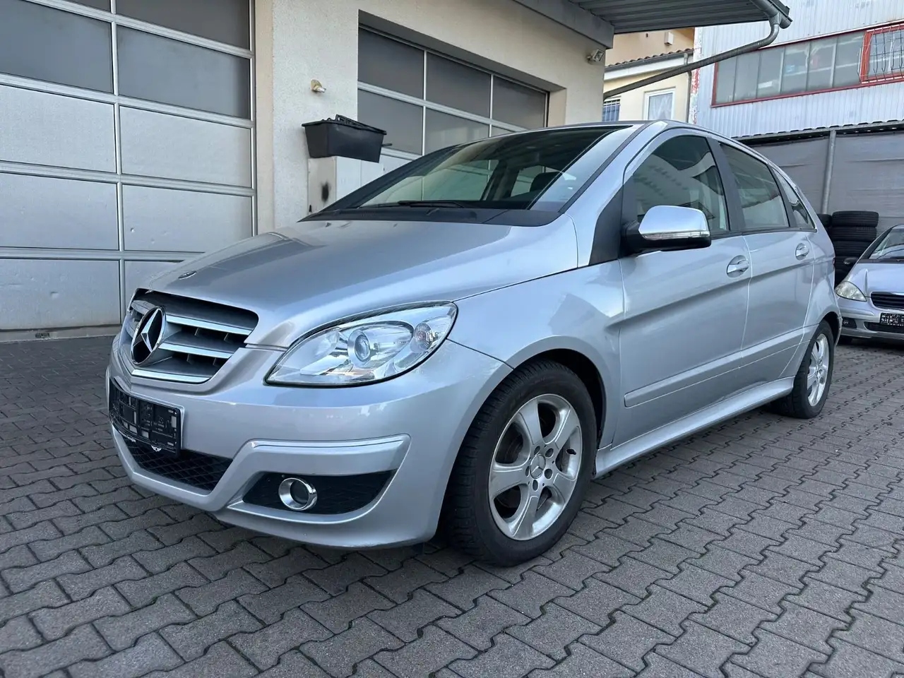 Mercedes-Benz B 180