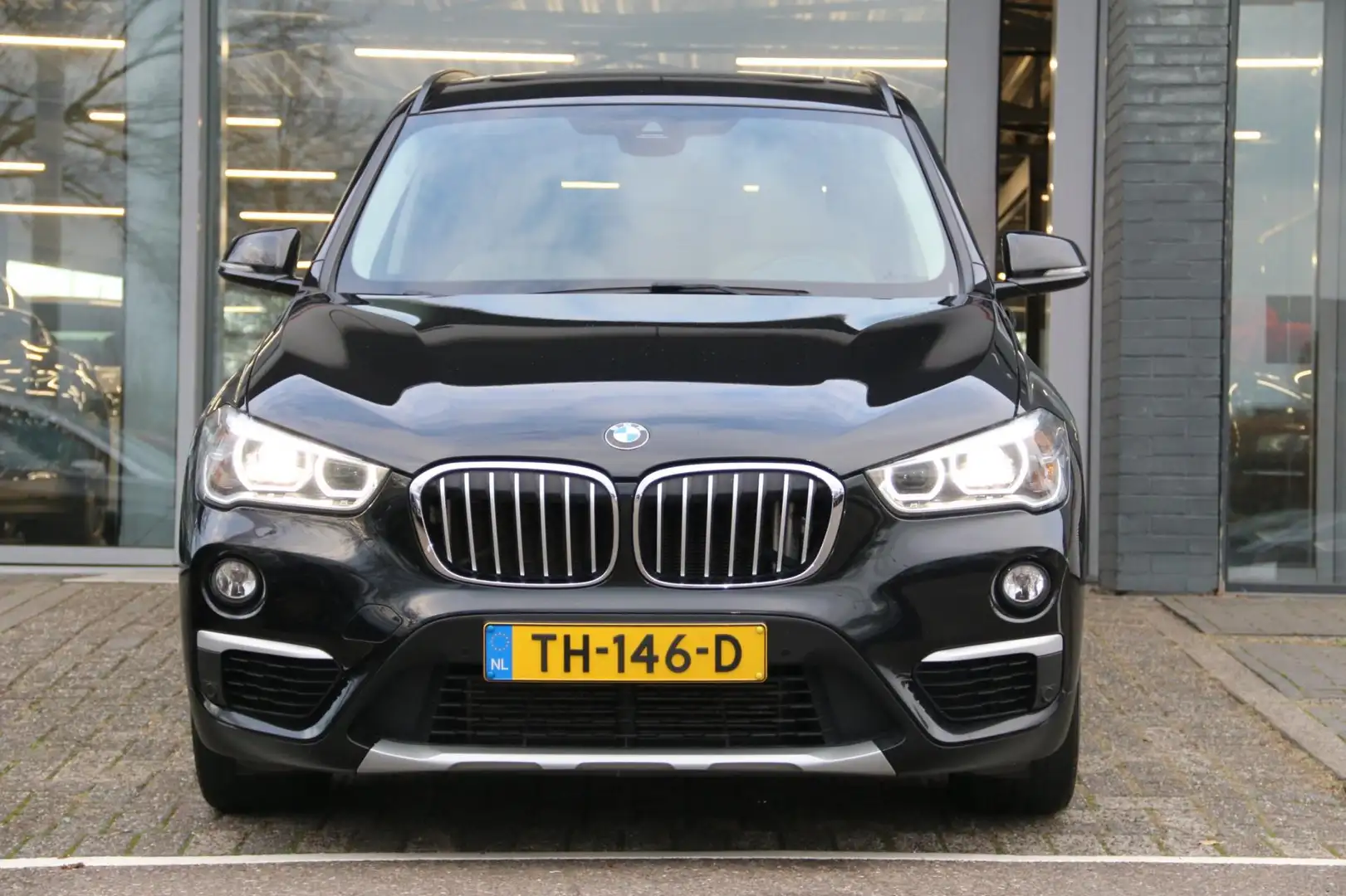 BMW X1 XDrive20i High Executive Zwart - 2