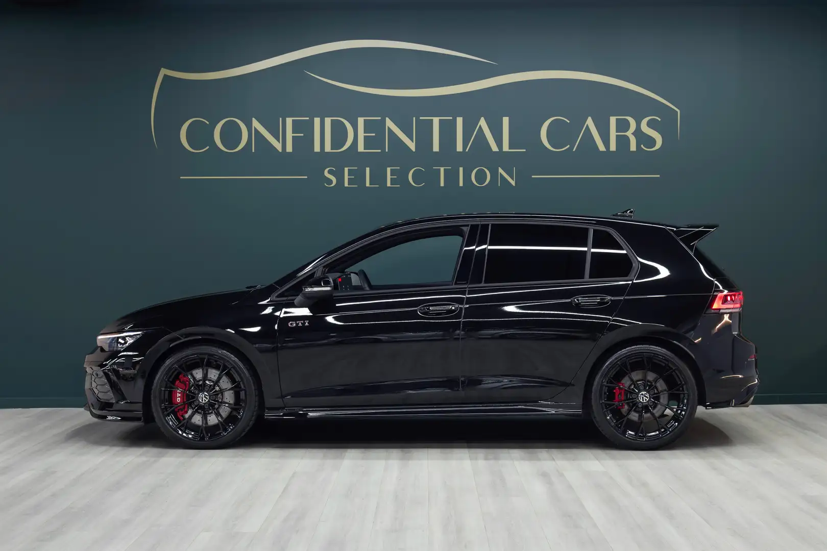 Volkswagen Golf GTI 2.0 TSI Clubsport / AKRA / PANO / DCC Schwarz - 2