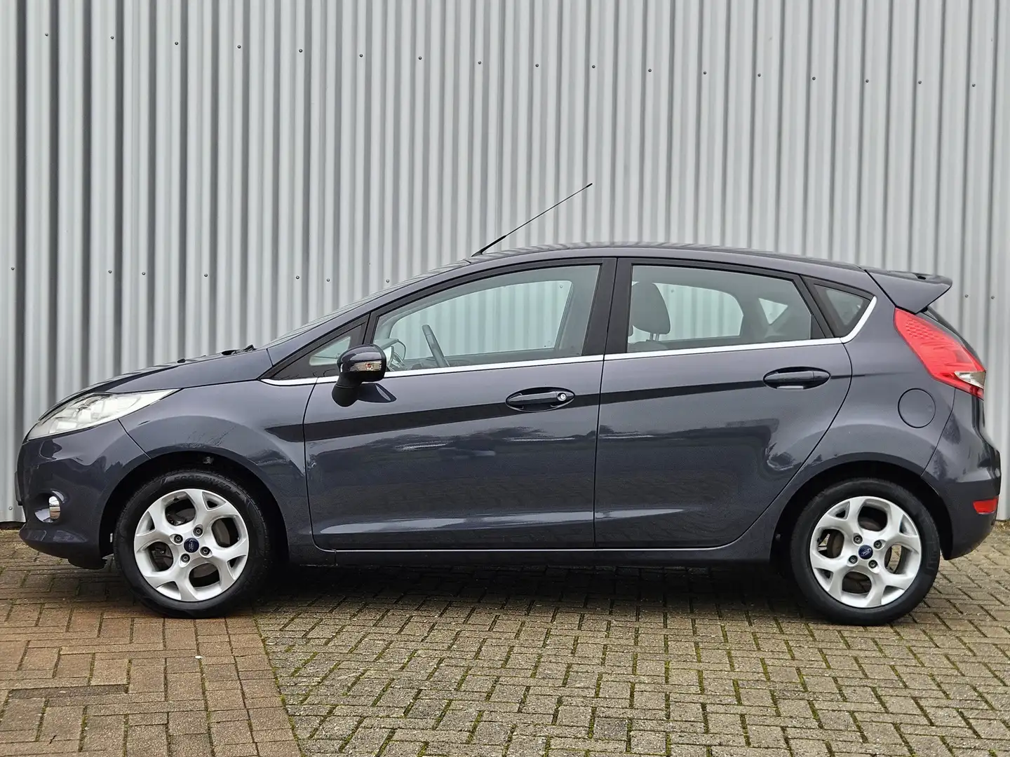 Ford Fiesta 1.25 Titanium /Dealer Onderhouden/Cruise/PDC/Trekh Grau - 2