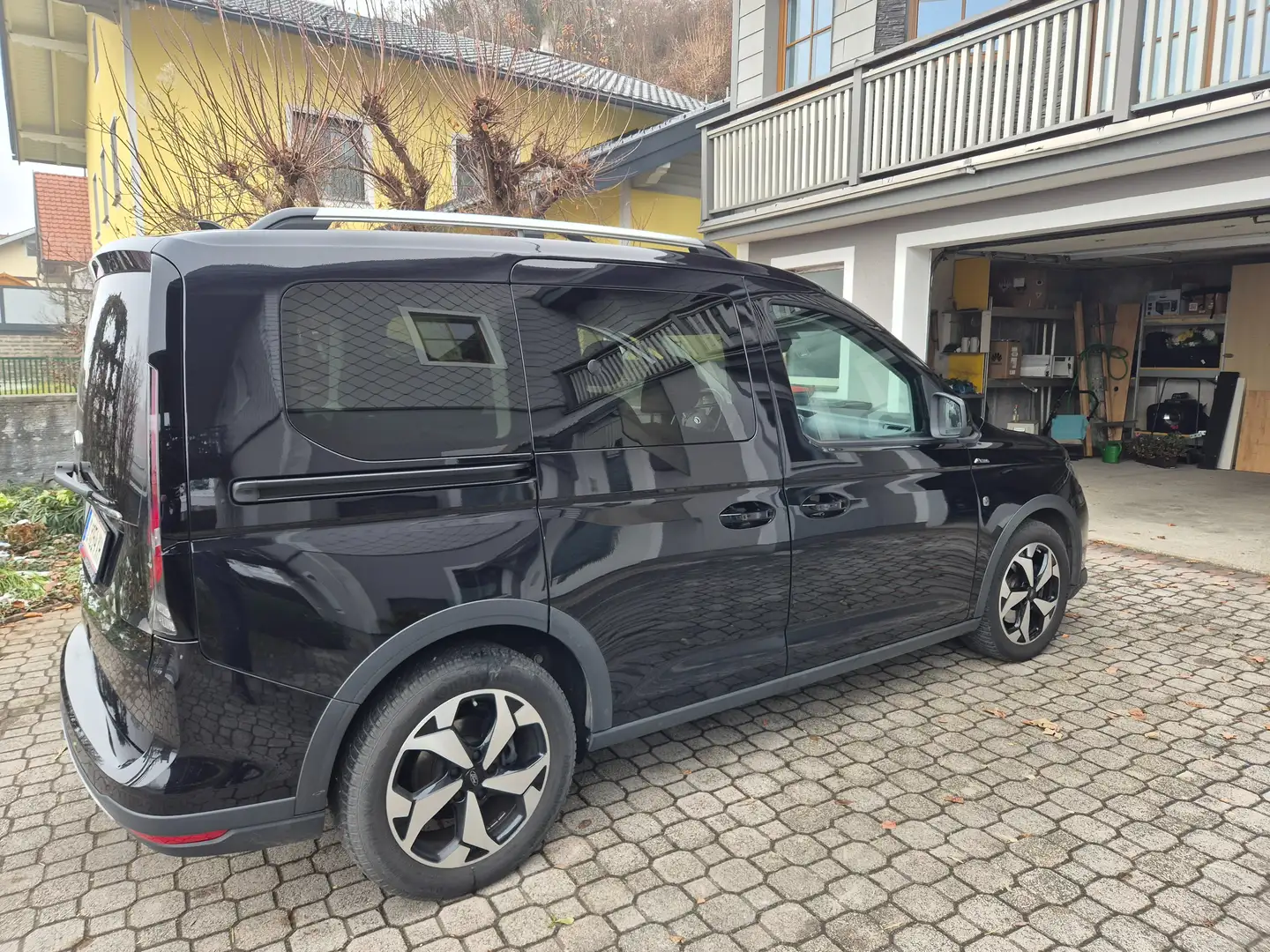 Ford Tourneo Connect Tourneo Connect 2,0 EcoBlue L1 Active Aut. Active Schwarz - 2