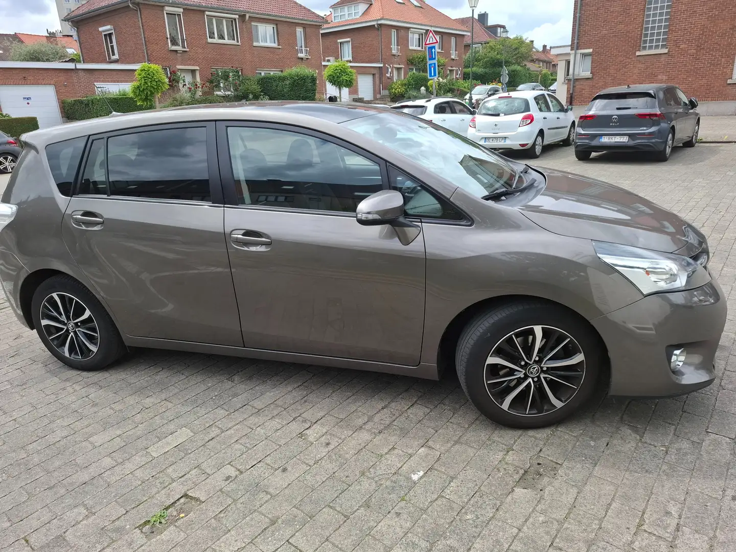 Toyota Verso Verso 1.8 5-Sitzer Edition S+ Gris - 1