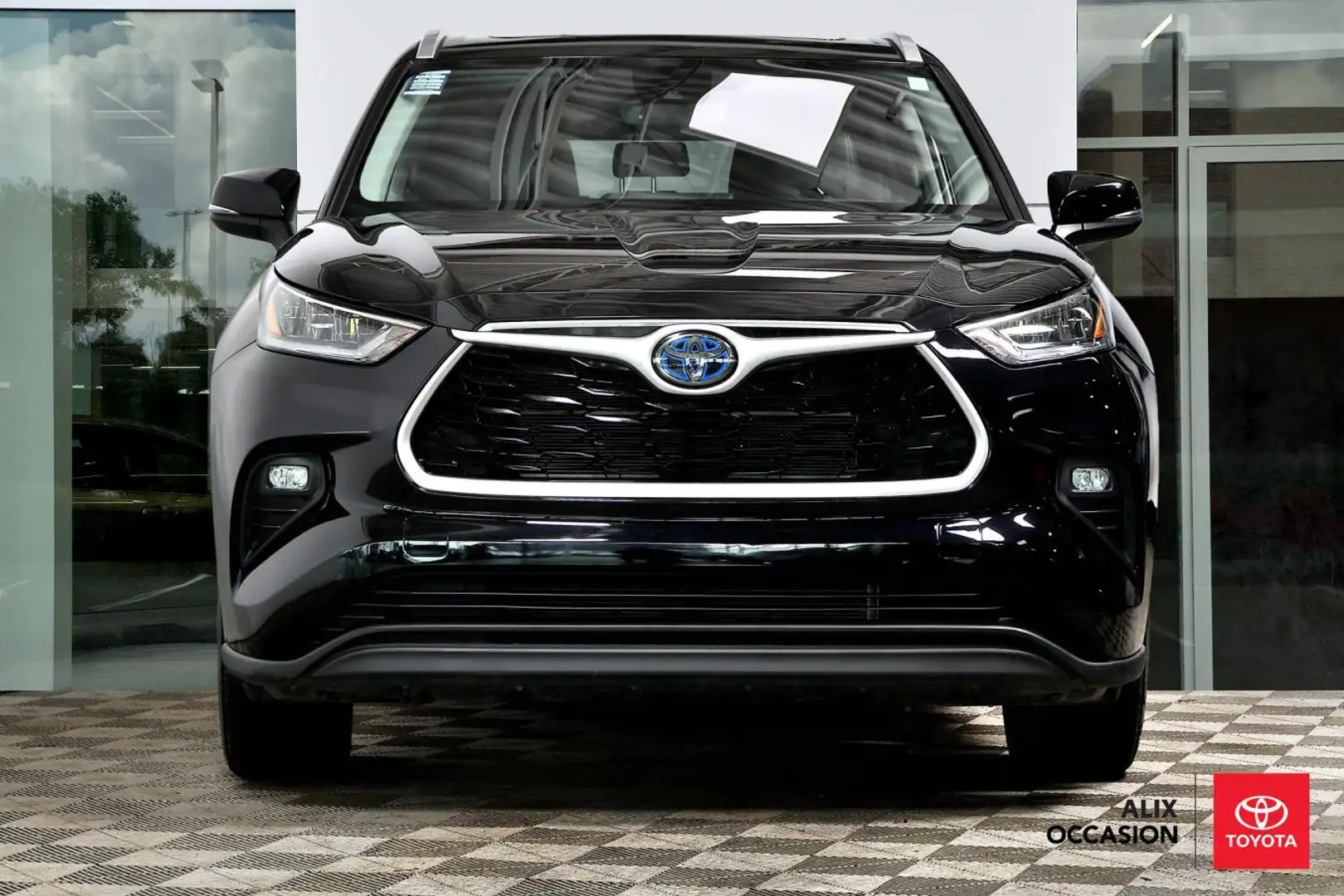 2023 Toyota Highlander | $ 48,989 | 39,177 km | Gasoline SUV for