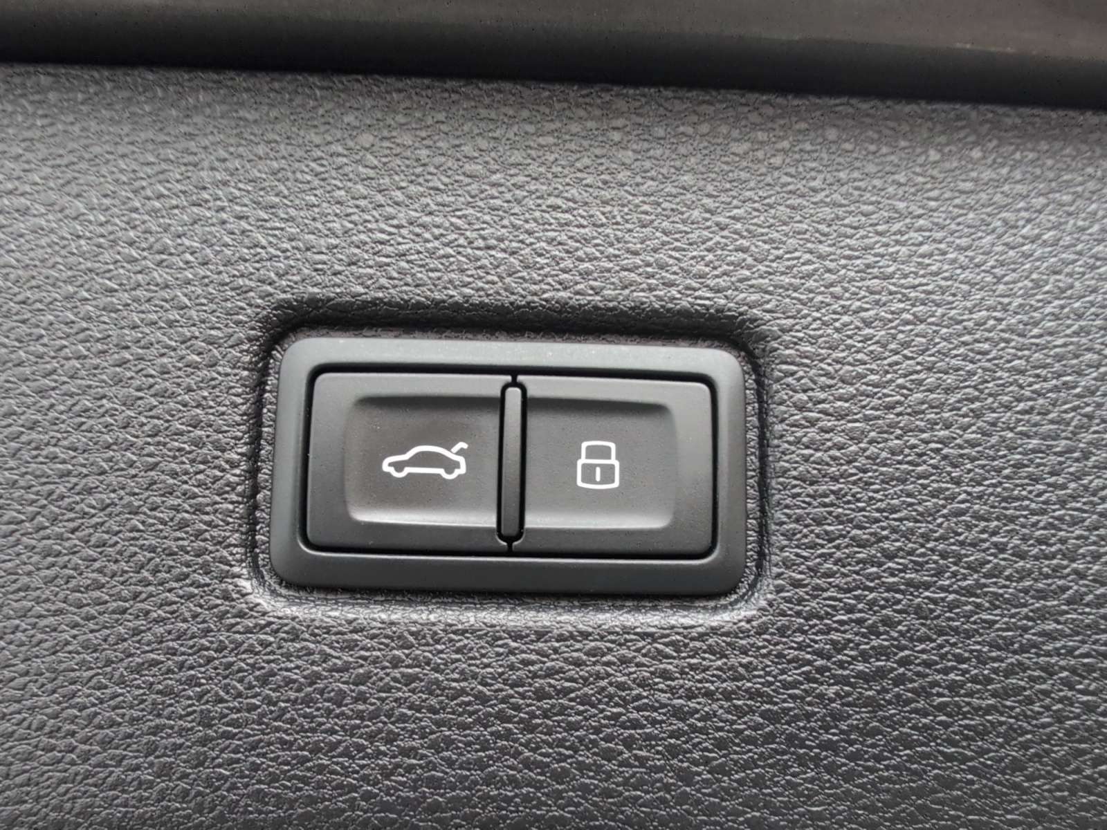 2023 Audi Q7 Komfort! 7 passenger, Leather, Moonroof! DEMO thumb 16
