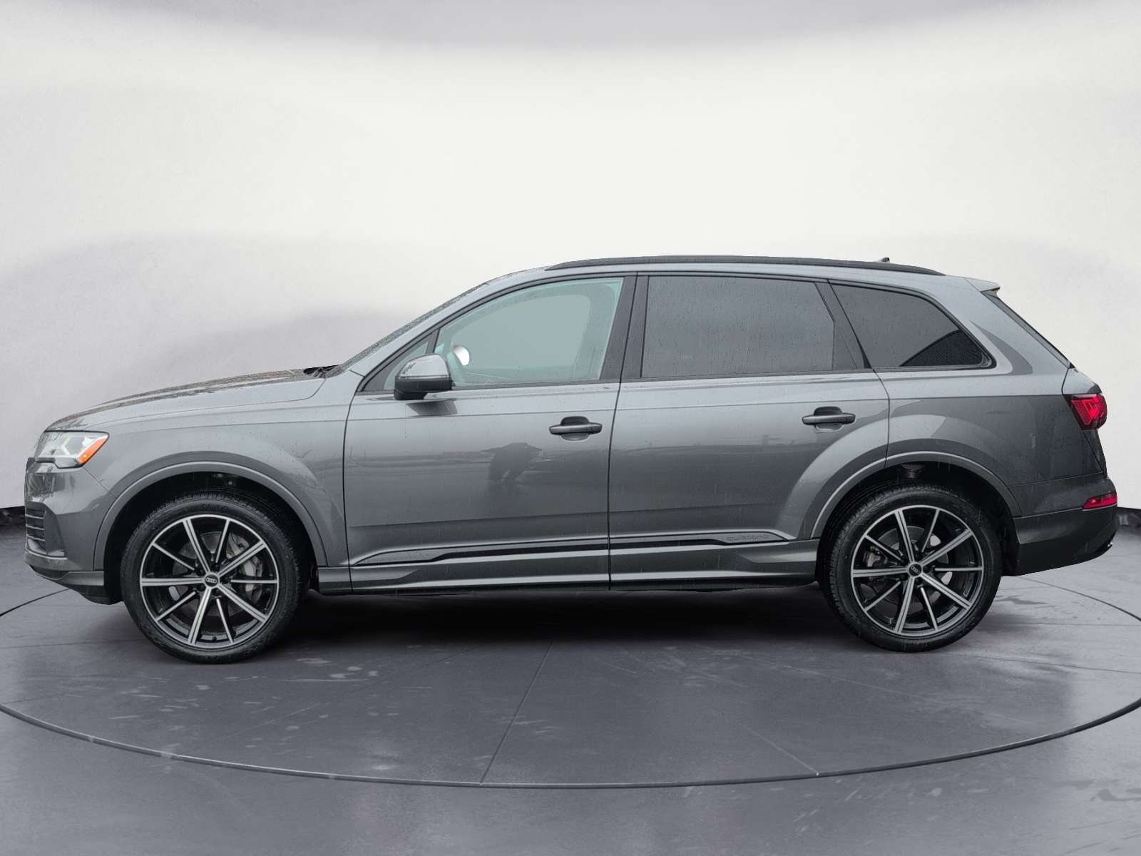 2023 Audi Q7 Komfort! 7 passenger, Leather, Moonroof! DEMO alt 2