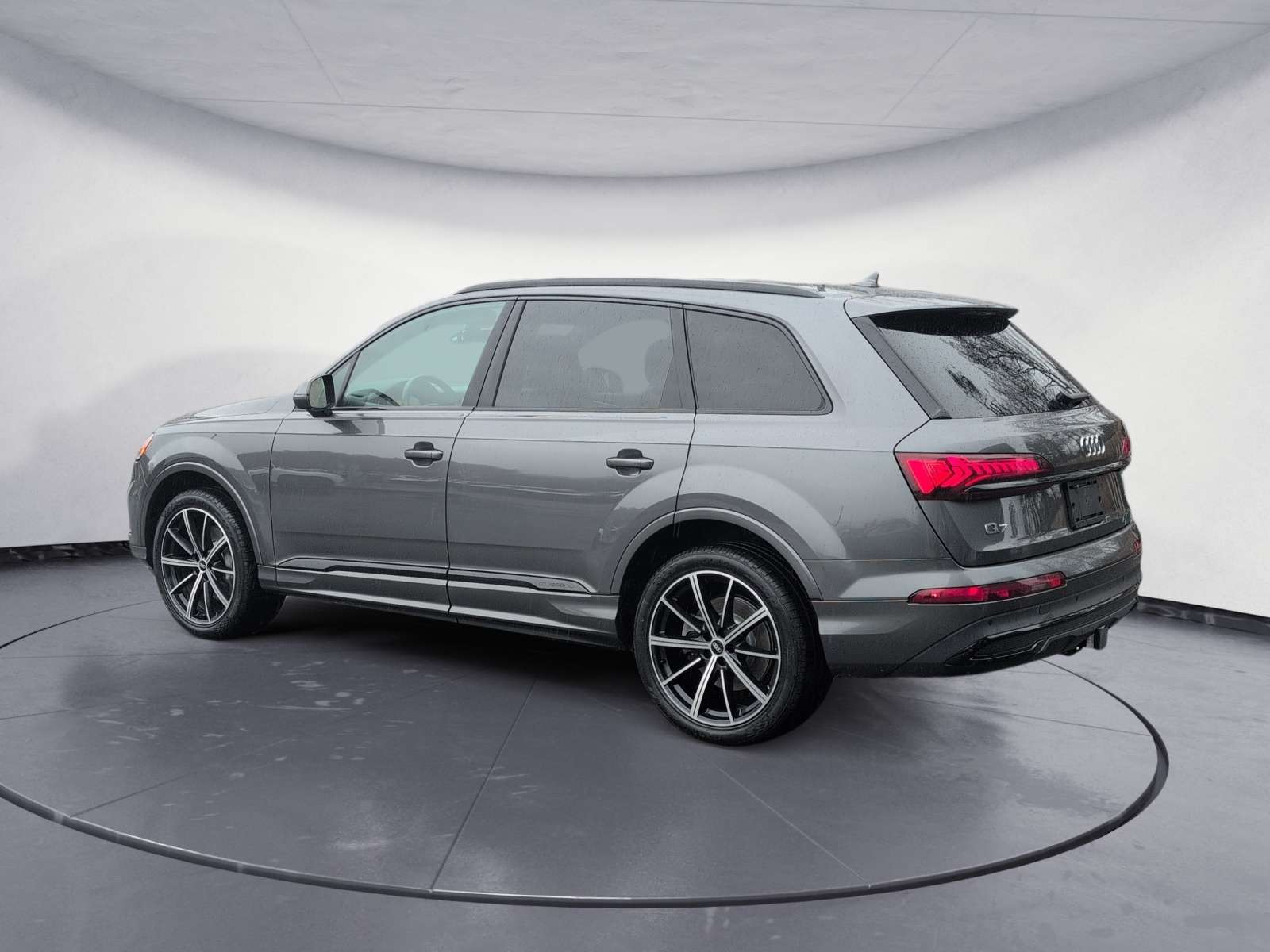 2023 Audi Q7 Komfort! 7 passenger, Leather, Moonroof! DEMO alt 3
