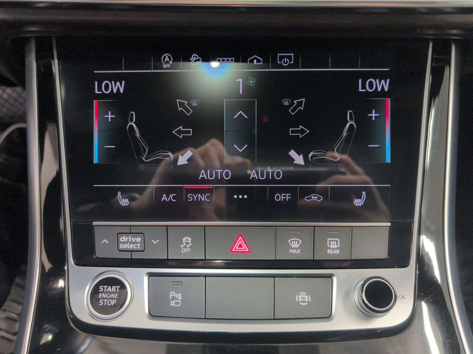 2023 Audi Q7 Komfort! 7 passenger, Leather, Moonroof! DEMO thumb 21