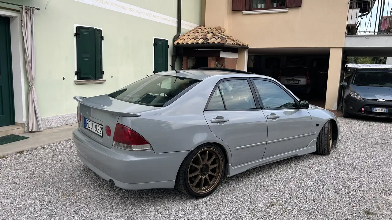 Lexus IS 200 berlina, foto 2