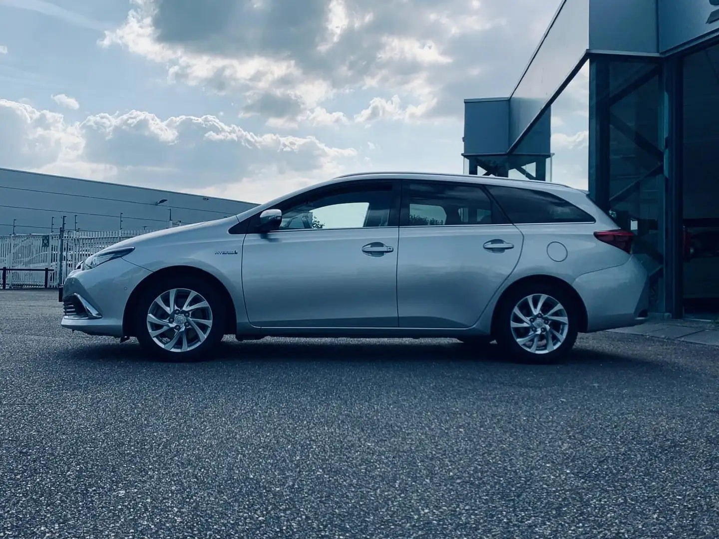 Toyota Auris Touring Sports 1.8 Hybrid Executive, Navi, Camera, Grau - 2