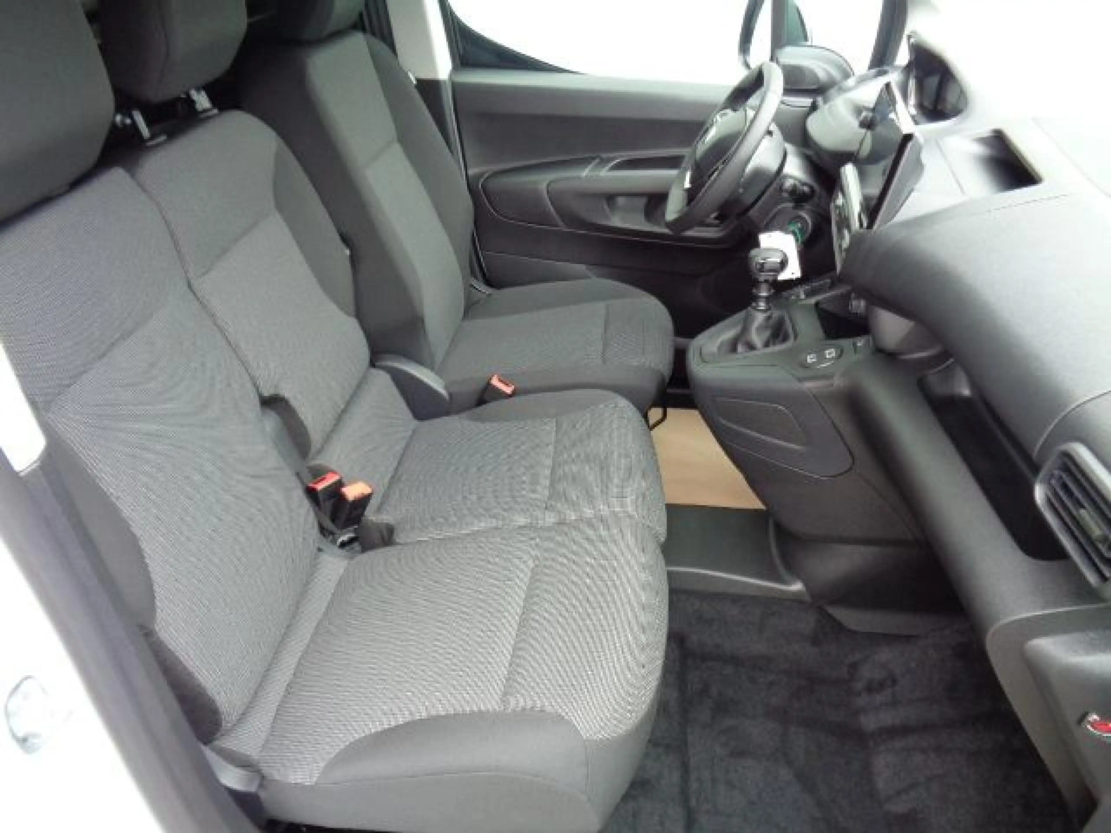 Peugeot Partner L1H1/M M+S Reifen, SH, RFK — photo 12
