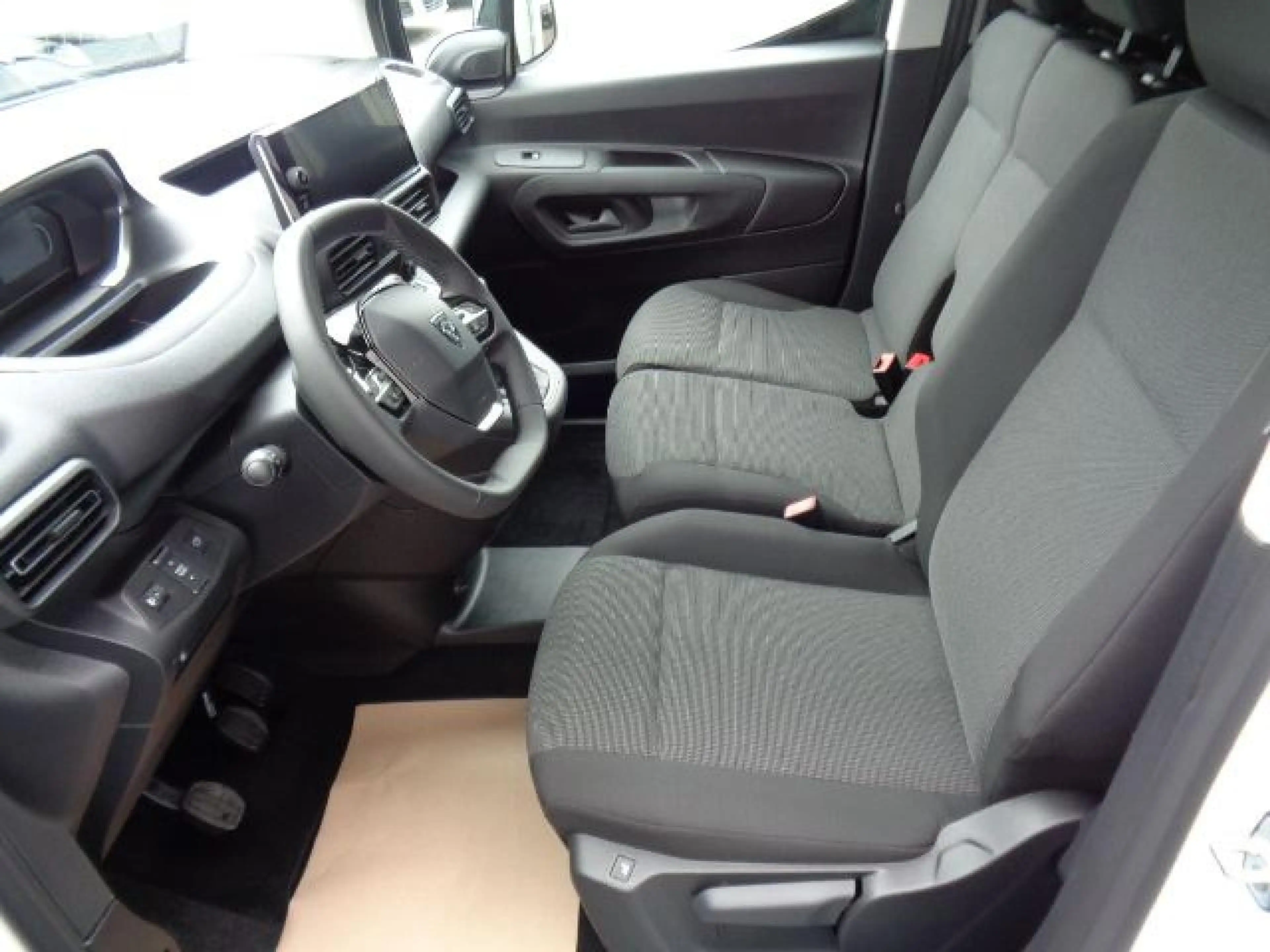 Peugeot Partner L1H1/M M+S Reifen, SH, RFK — photo 14