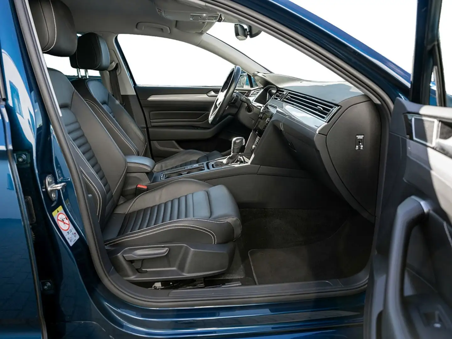 Volkswagen Passat 2.0 TDI Business AHK 360° LEDER MATRIX Kék - 2