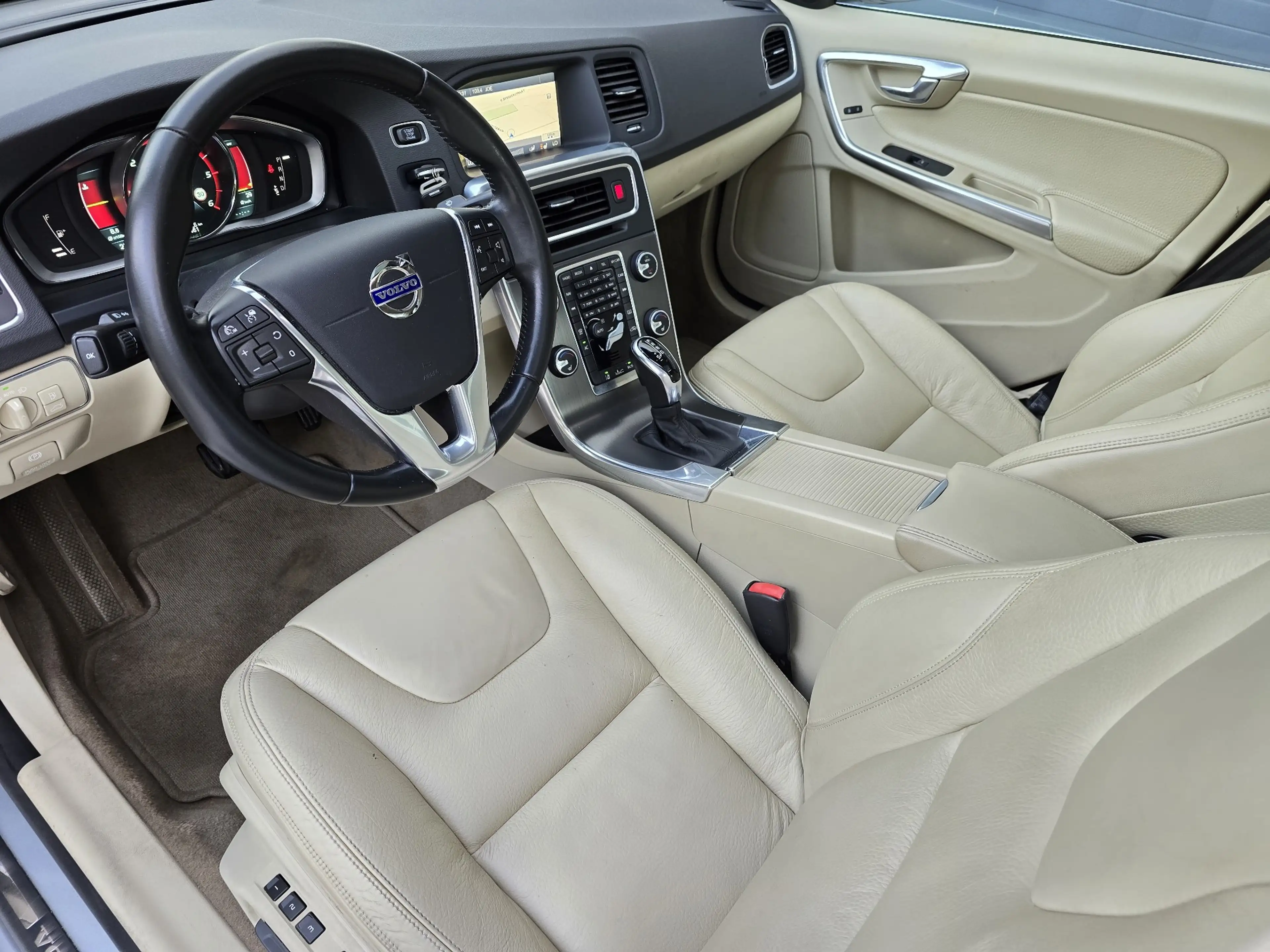 Volvo S60 2.4 D5 4WD (215ch) GEARTRONIC SUMMUM 2013 102461km — photo 8