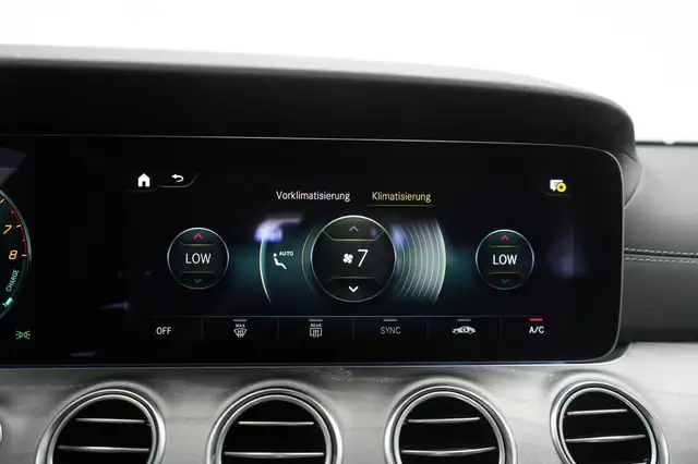 Mercedes-Benz 300 view 18