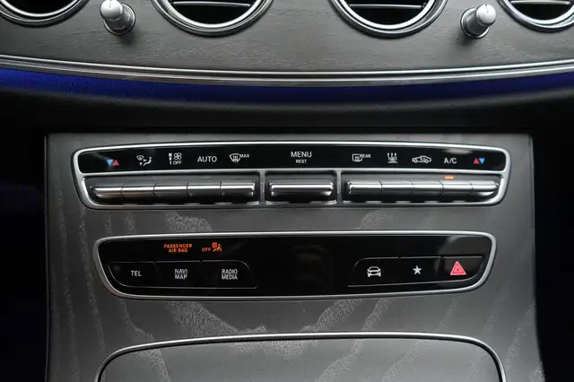 Mercedes-Benz 300 view 23