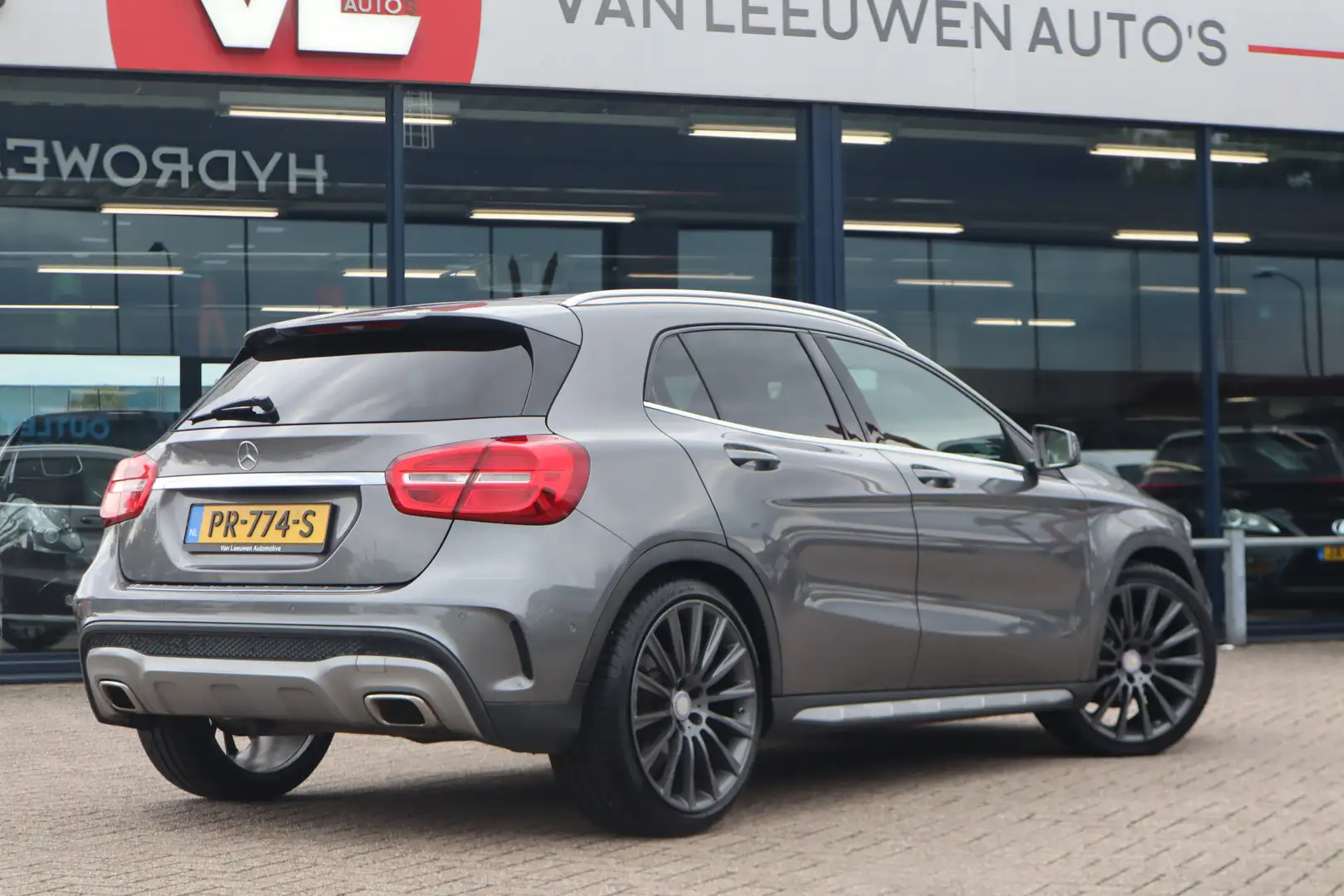 Mercedes-Benz GLA 200 Edition 1 | Automaat | Trekhaak | Stoelverwarming Grijs - 2