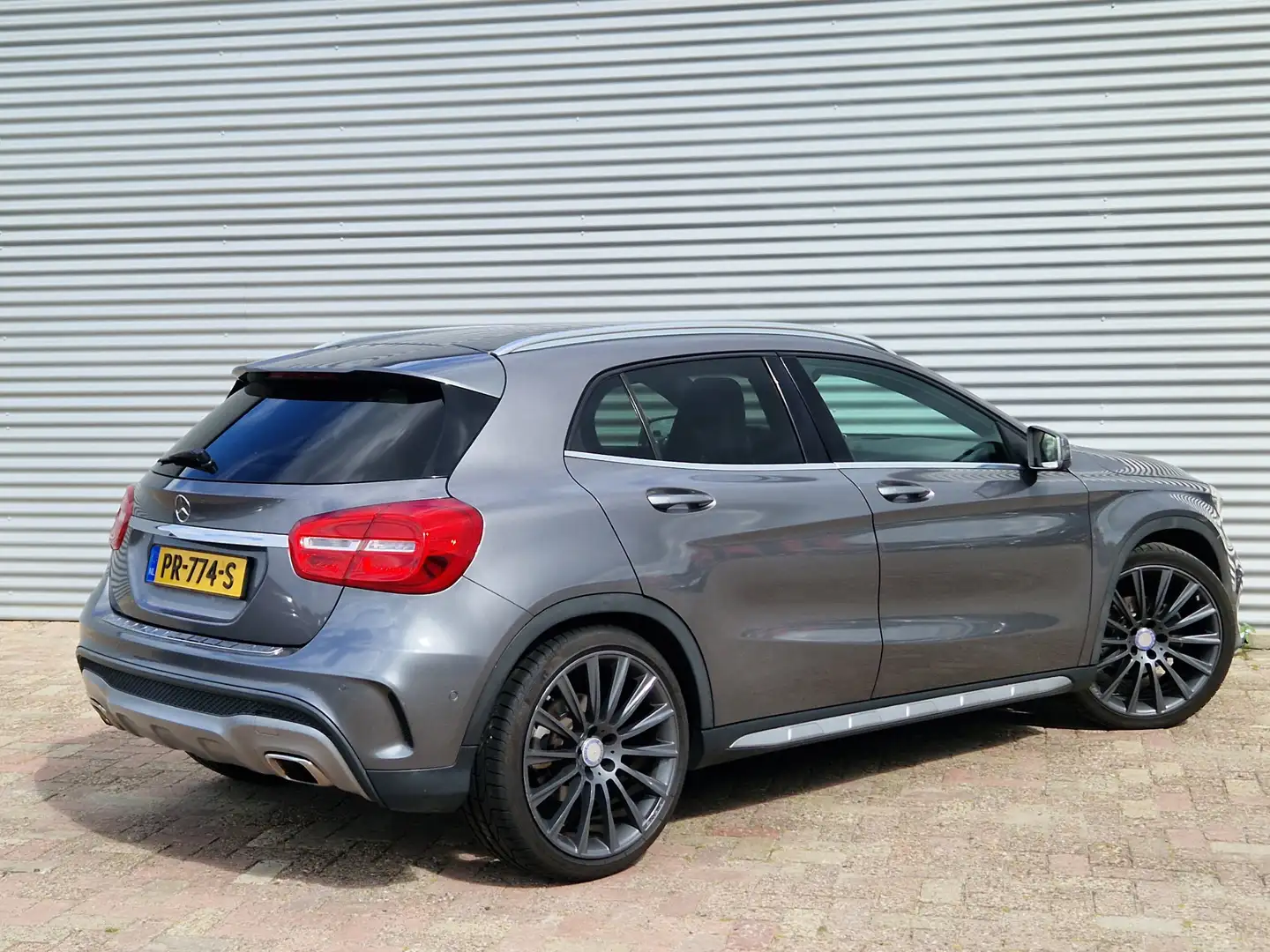 Mercedes-Benz GLA 200 Edition 1 | Nieuw Binnen | Automaat | Trekhaak | S Grijs - 2