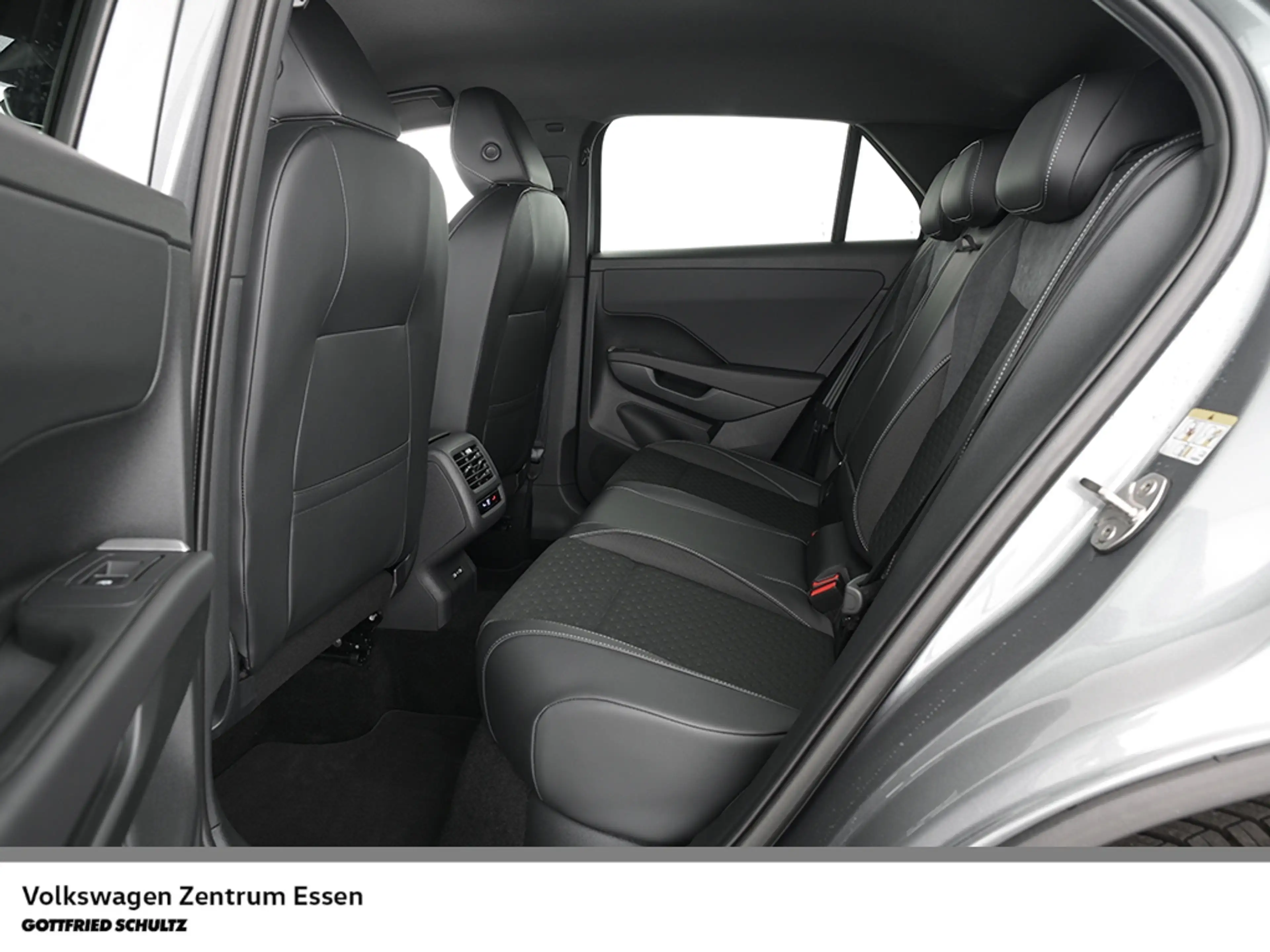 Volkswagen T-Roc R-Line 1.5 l eTSI DSG AHK LED Rückfahrkamera SHZ — photo 11