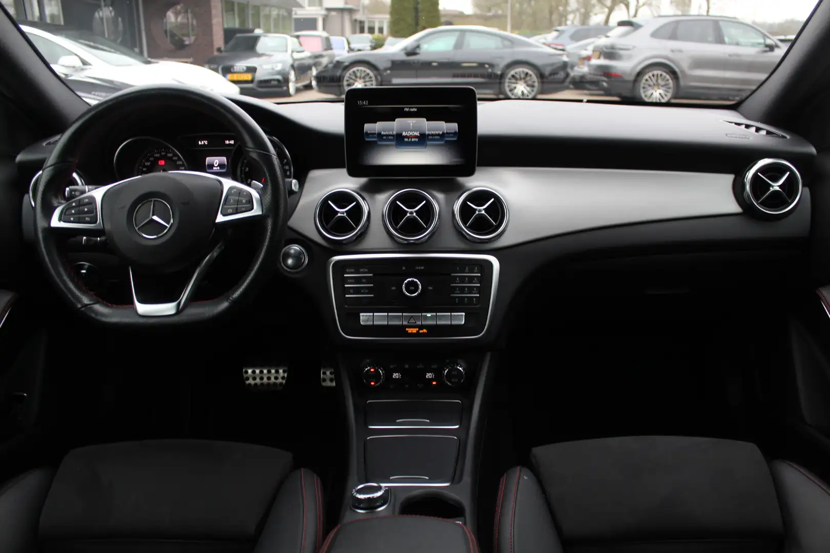 Mercedes-Benz GLA 180 Business Solution AMG / Camera / Apple CarPlay / H Grijs - 2