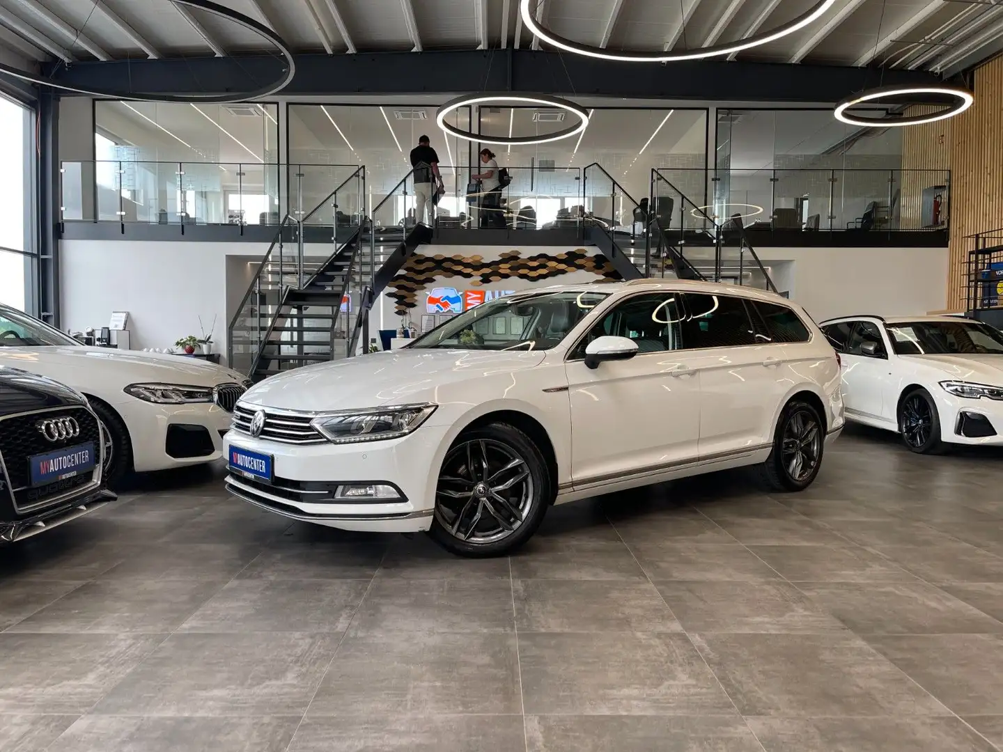 Volkswagen Passat Variant Highline 4Motion *ALCANTARA*LED* Wit - 1