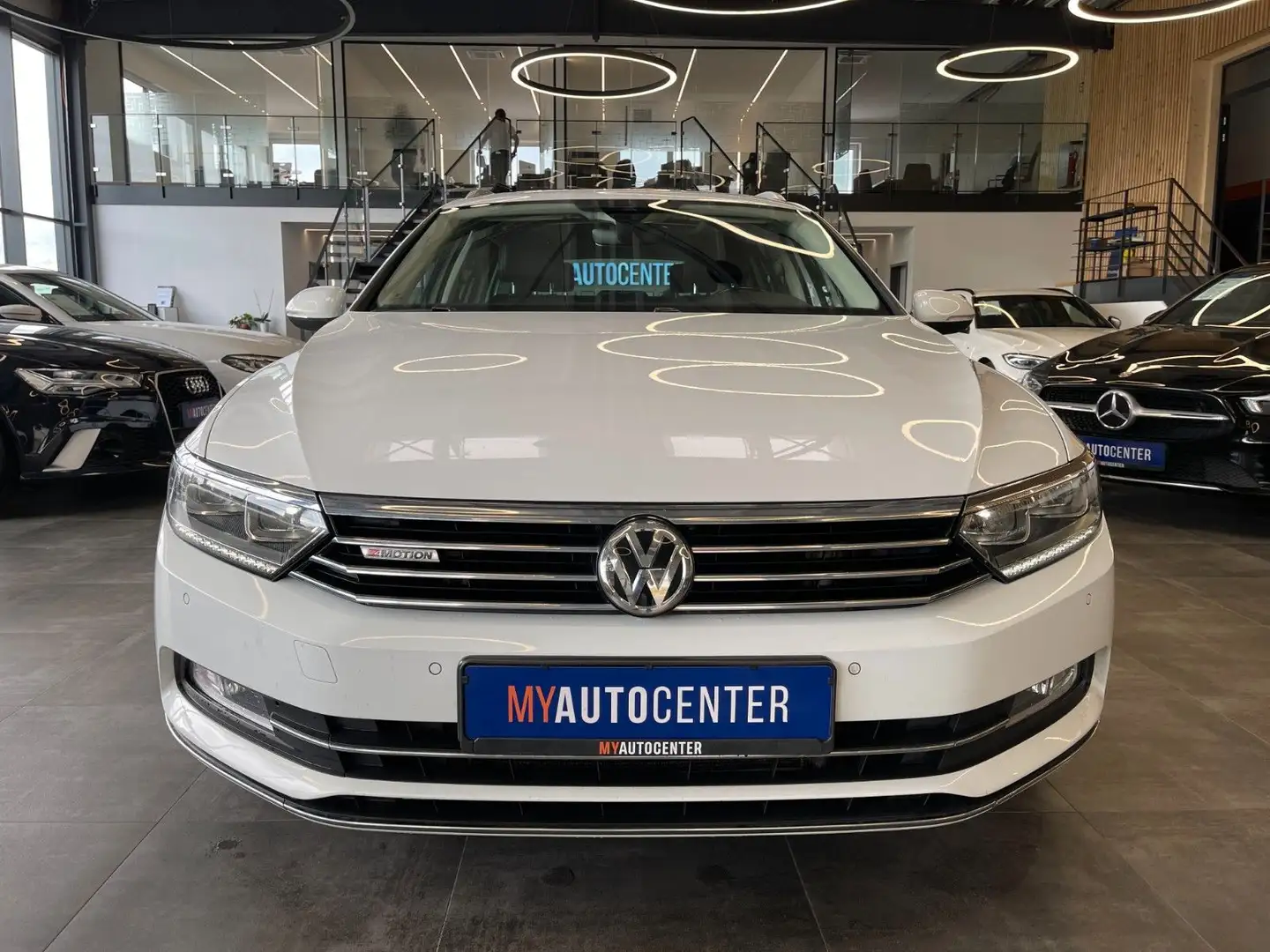 Volkswagen Passat Variant Highline 4Motion *ALCANTARA*LED* Wit - 2