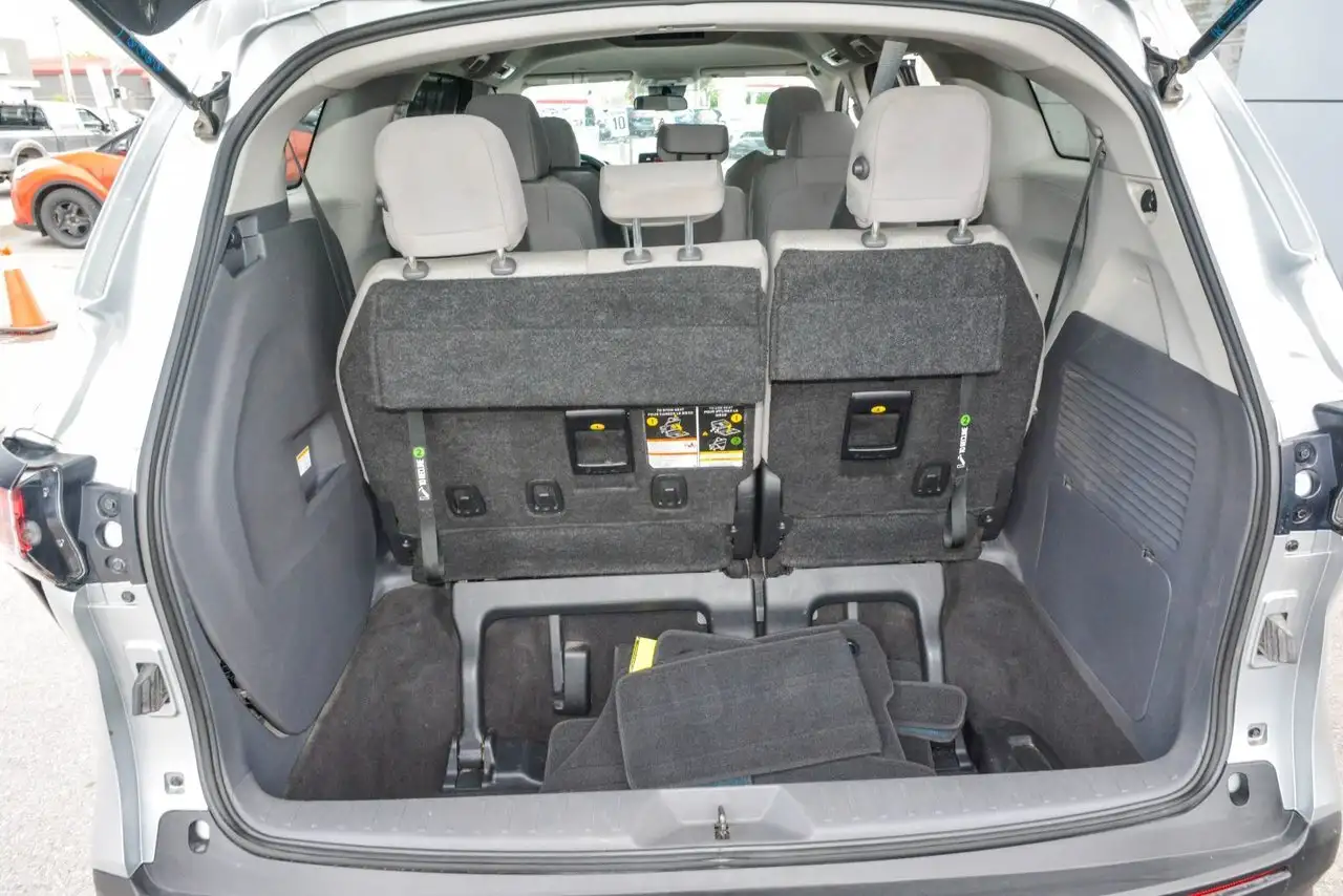 Toyota Sienna снимка Toyota Sienna