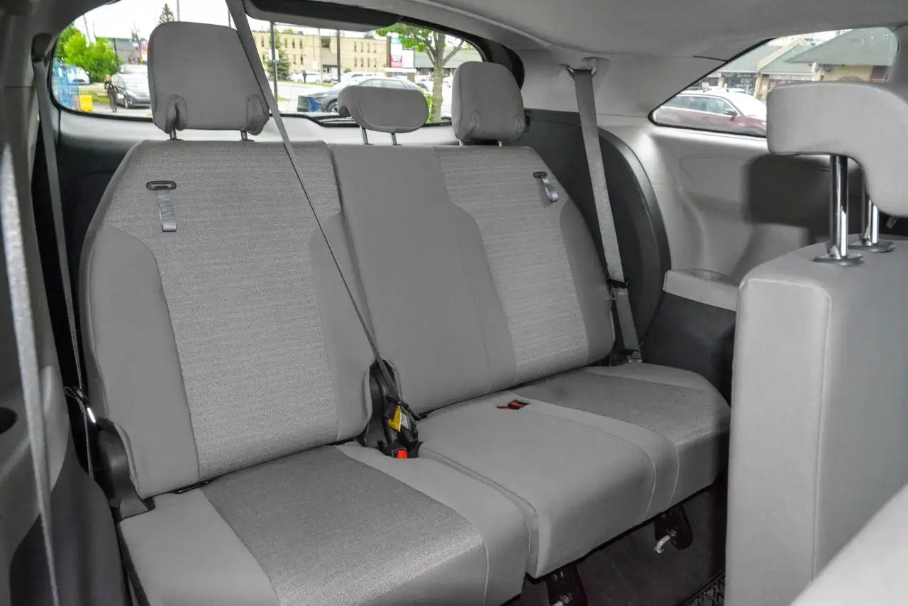 Toyota Sienna снимка Toyota Sienna