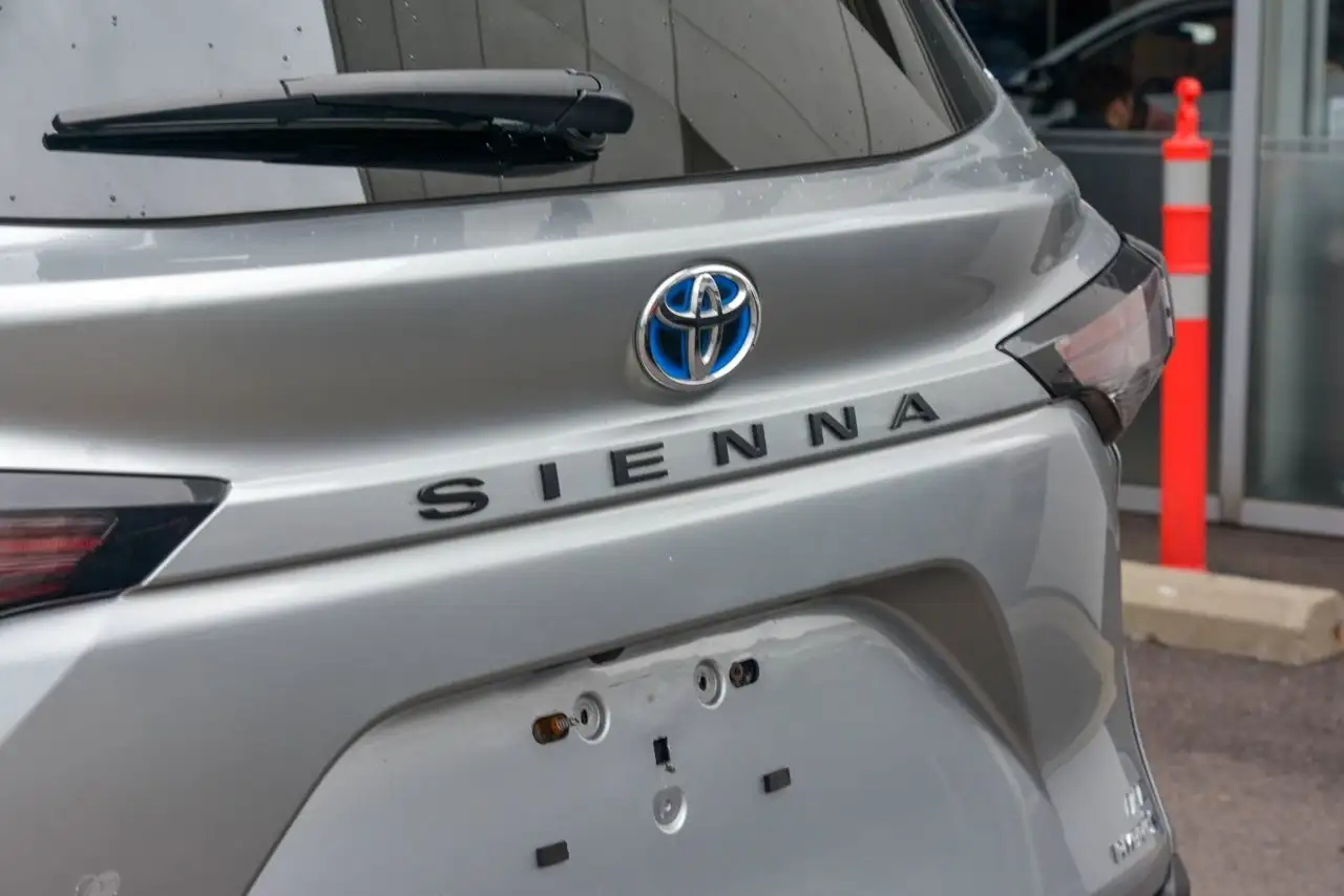 Toyota Sienna снимка Toyota Sienna
