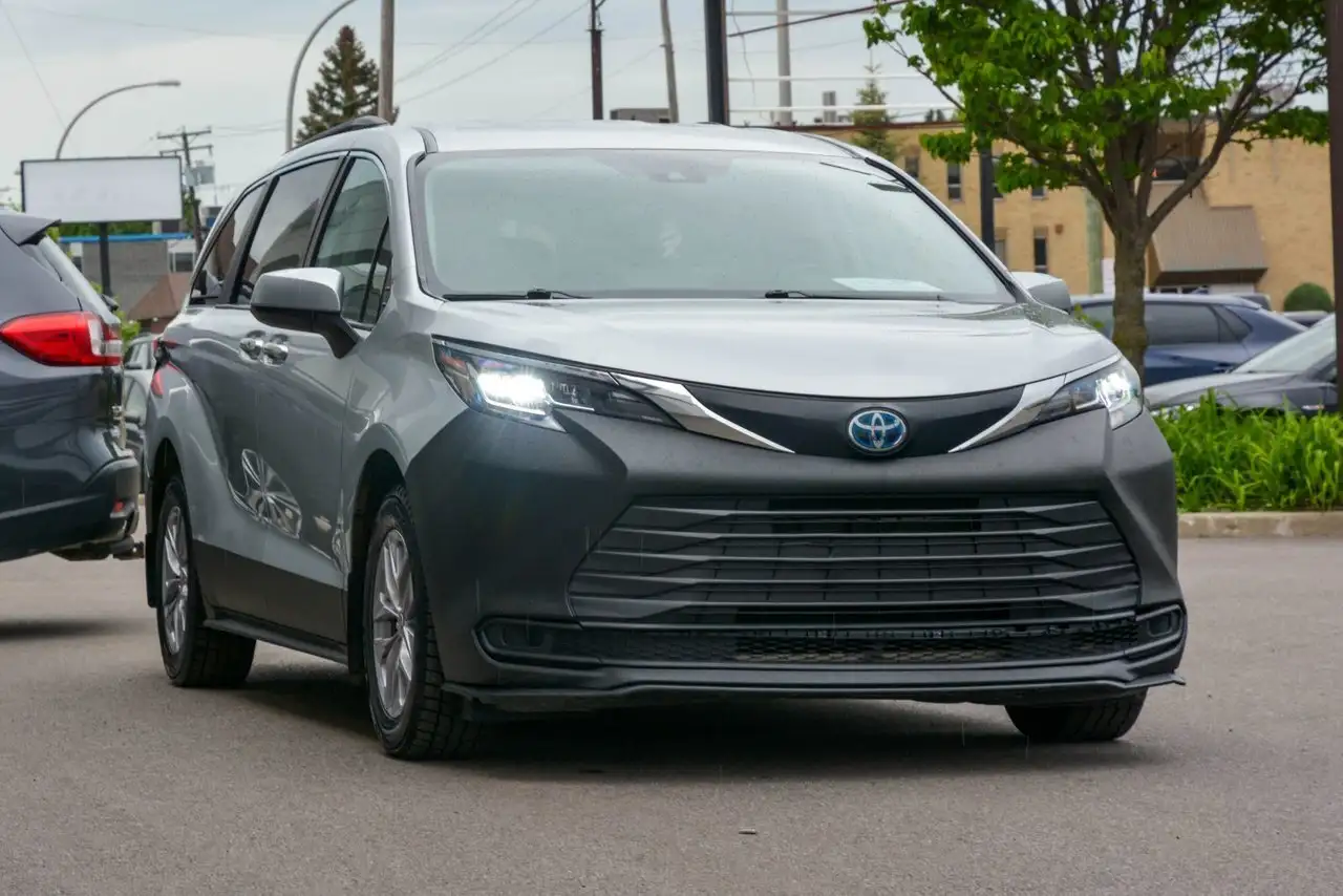 Toyota Sienna снимка Toyota Sienna