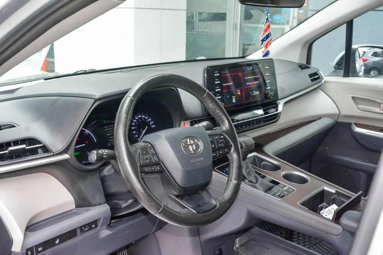 Toyota Sienna снимка Toyota Sienna