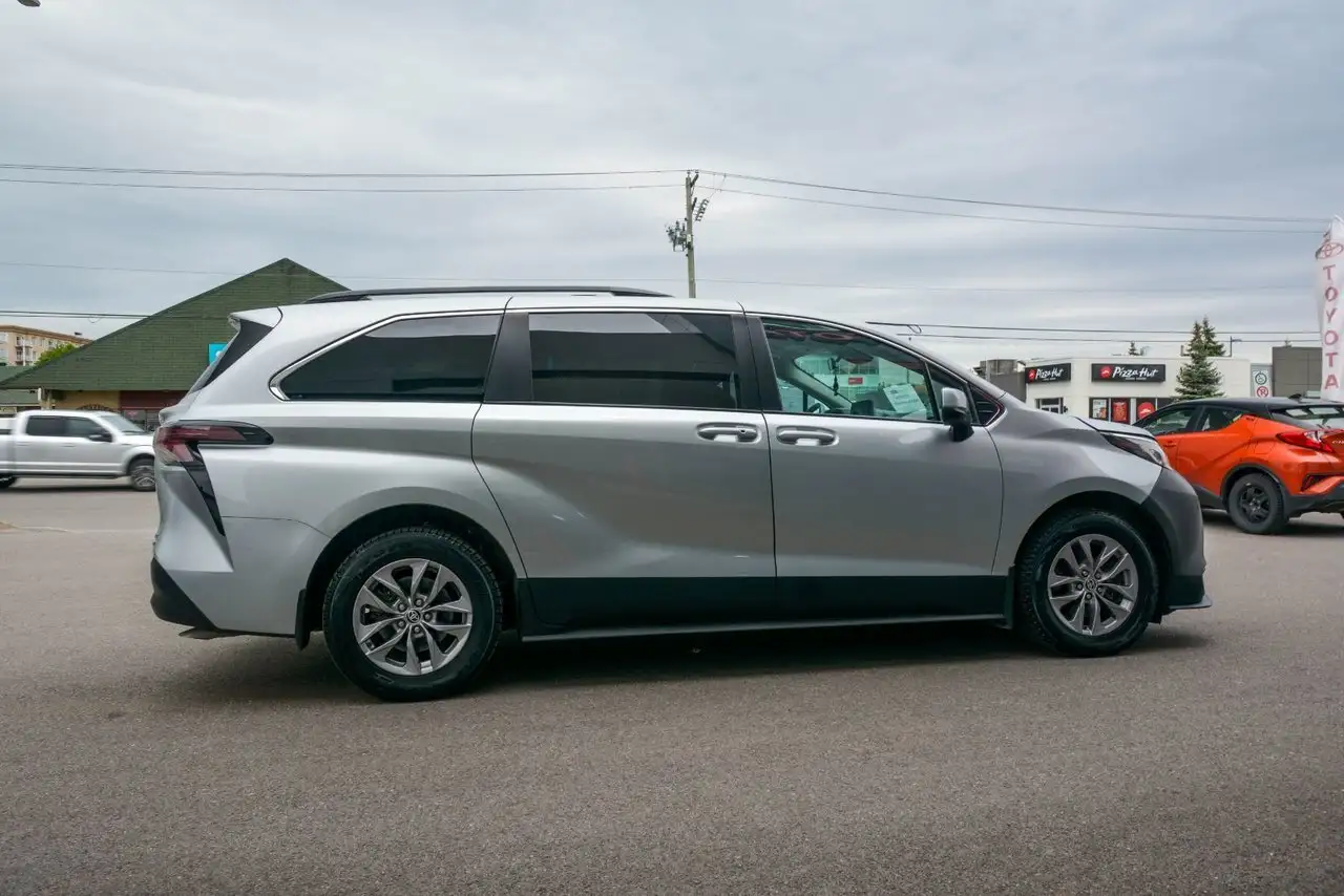 Toyota Sienna снимка Toyota Sienna