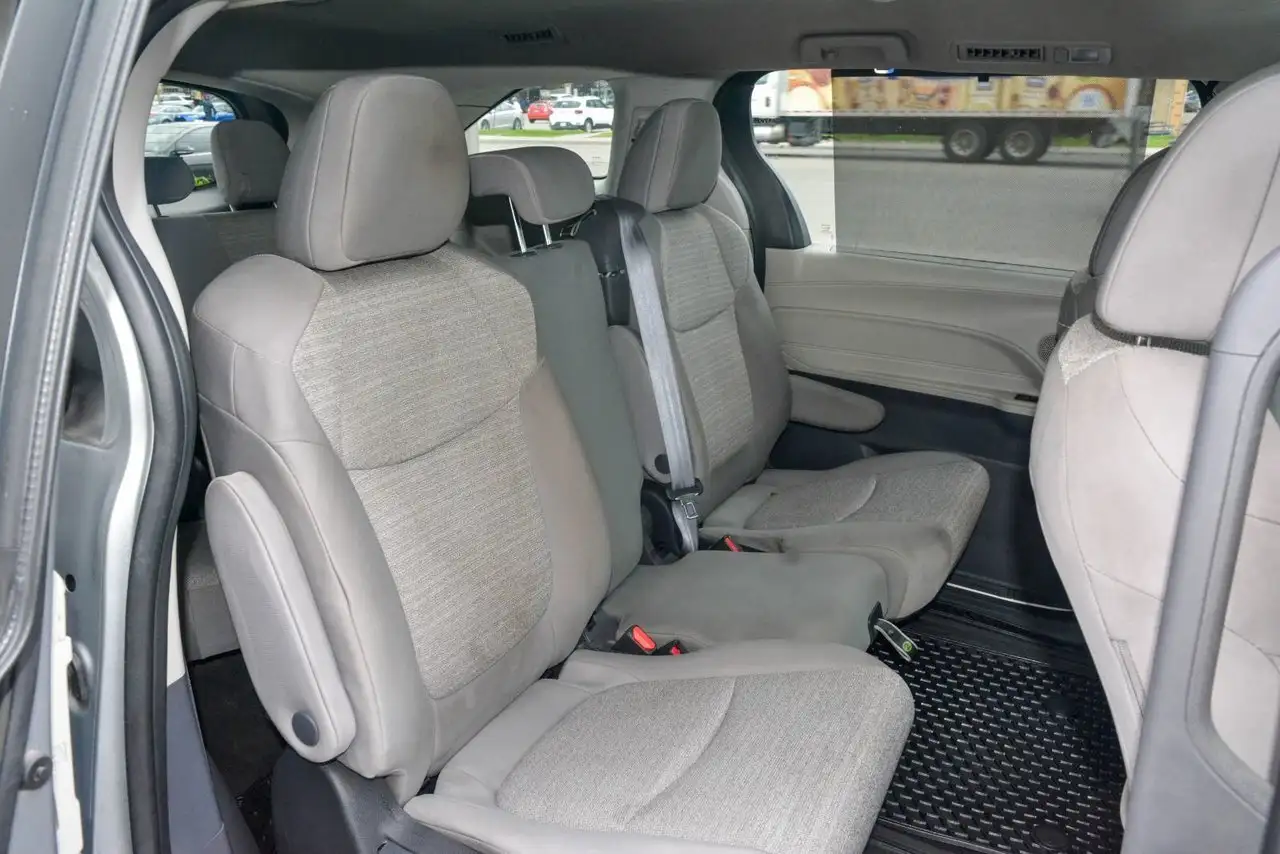 Toyota Sienna снимка Toyota Sienna