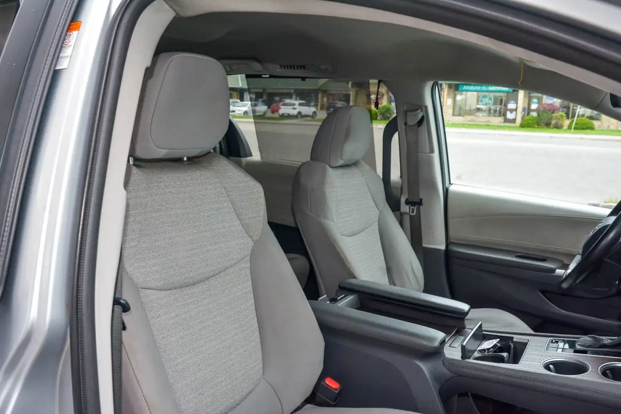 Toyota Sienna снимка Toyota Sienna