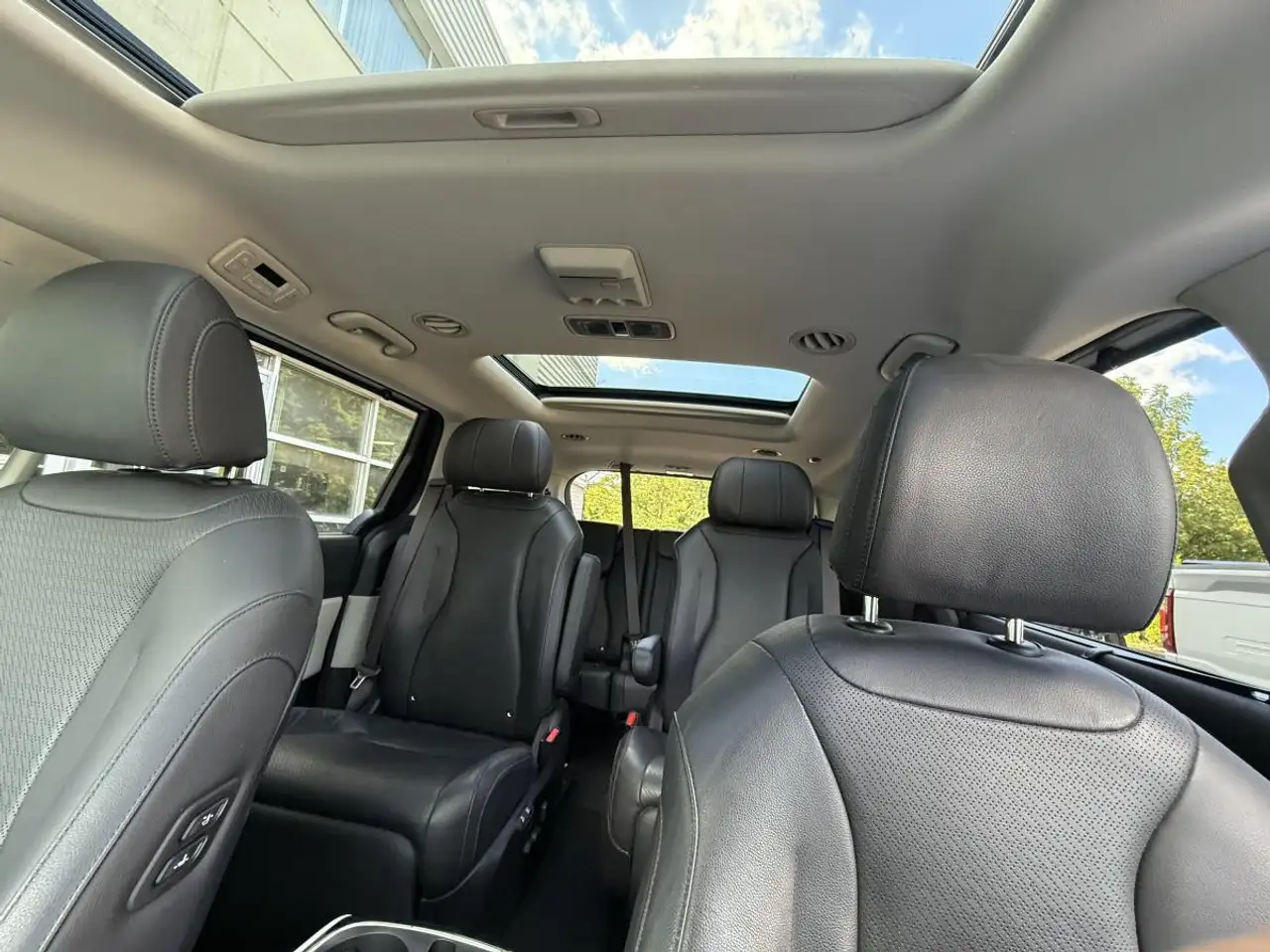 Kia Carnival снимка Kia Carnival