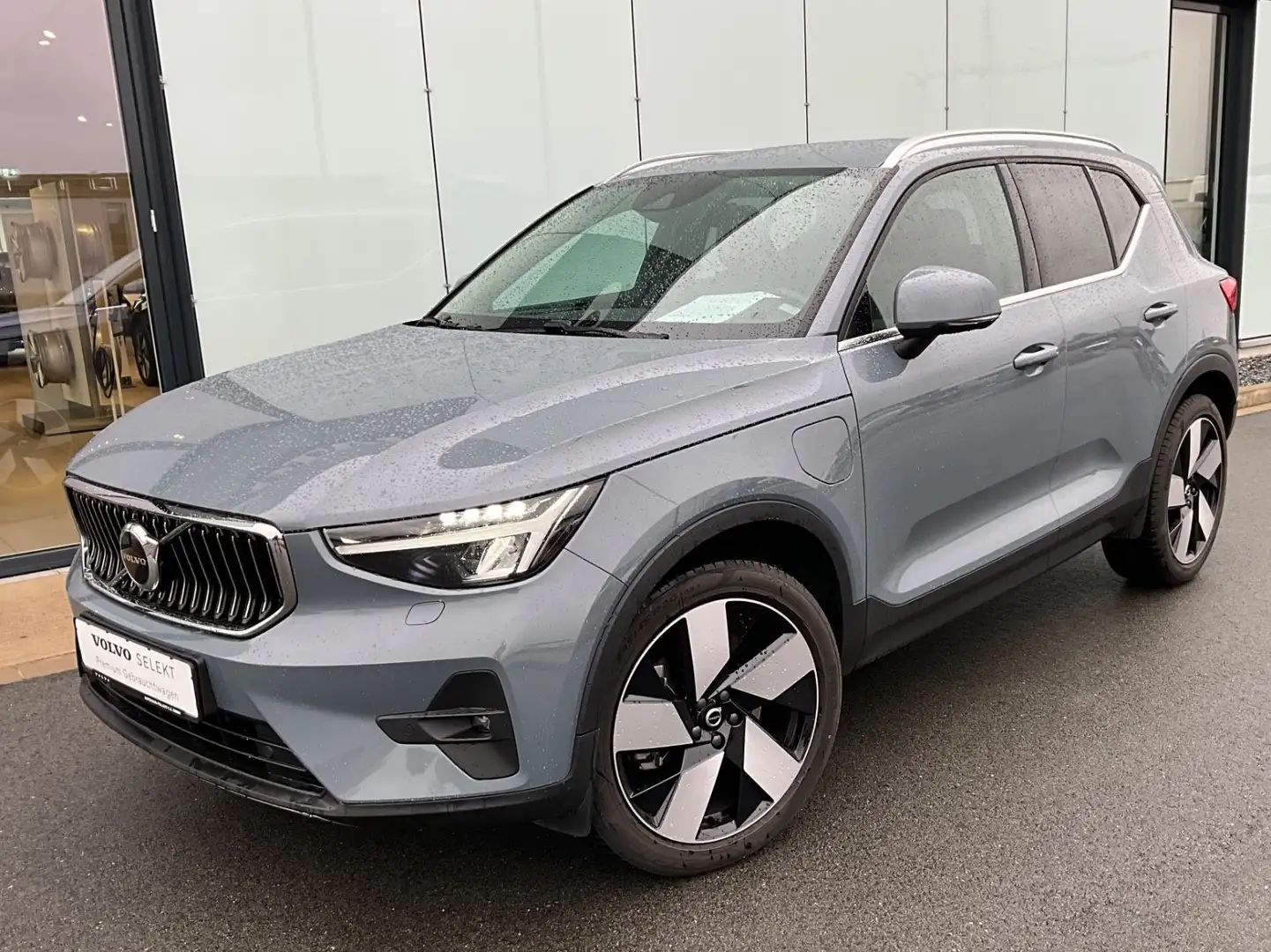 Volvo XC40 T5 Plus Bright Plug-In Hybrid Grau - 1