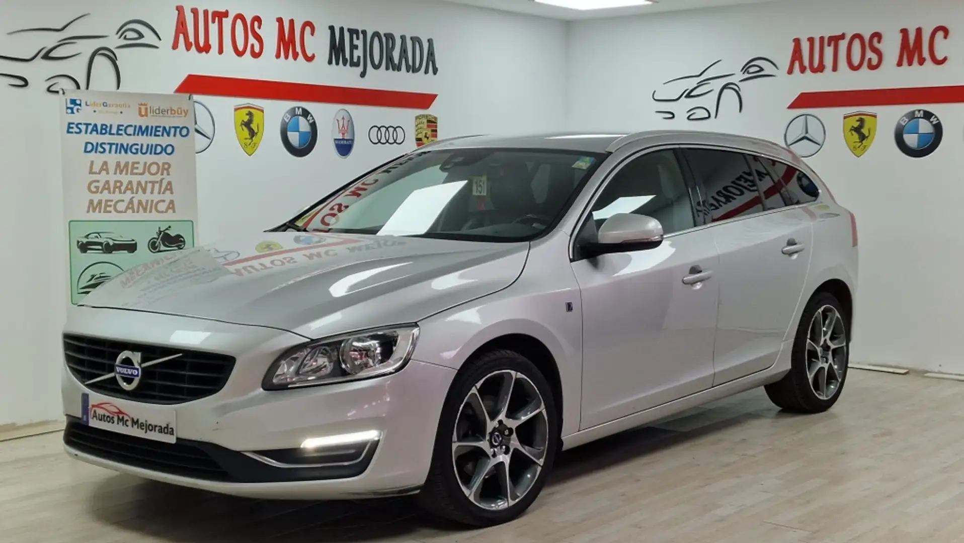 Volvo V60 D2 Summum 120 Gris - 1