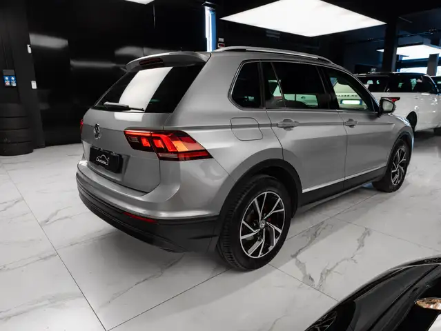Volkswagen Tiguan view 4