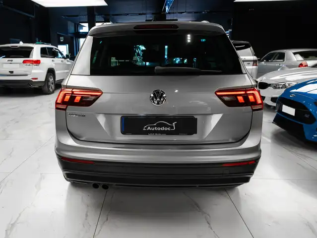 Volkswagen Tiguan view 5