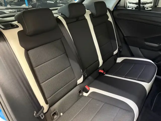 Volkswagen T-Roc view 11