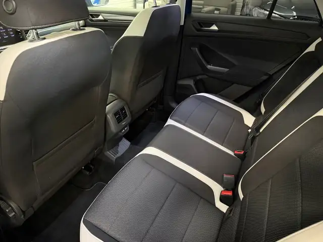Volkswagen T-Roc view 12